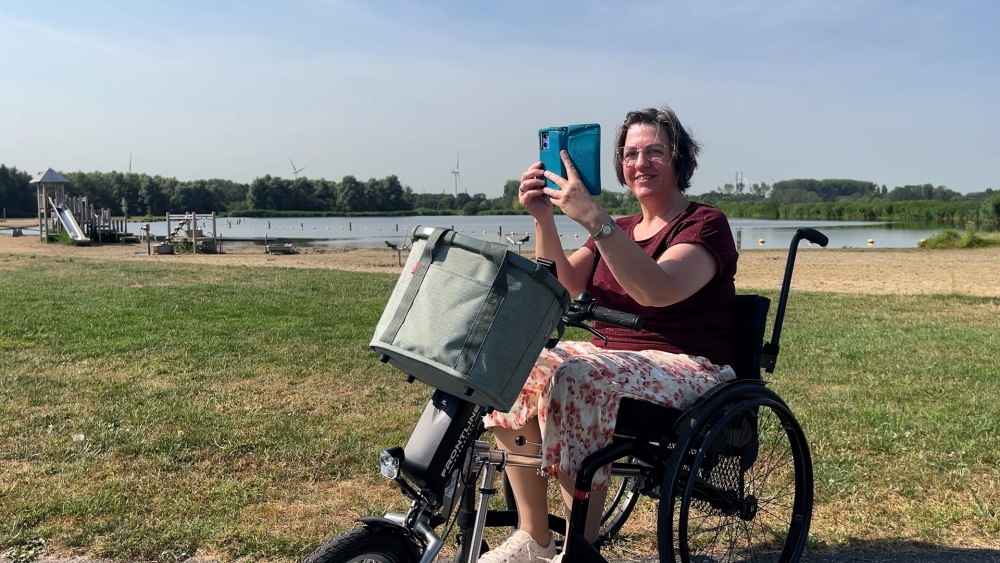 Hanneke (58) tovert digitale kunst rond de Krabbeplas: ‘Het is net Pokémon GO’