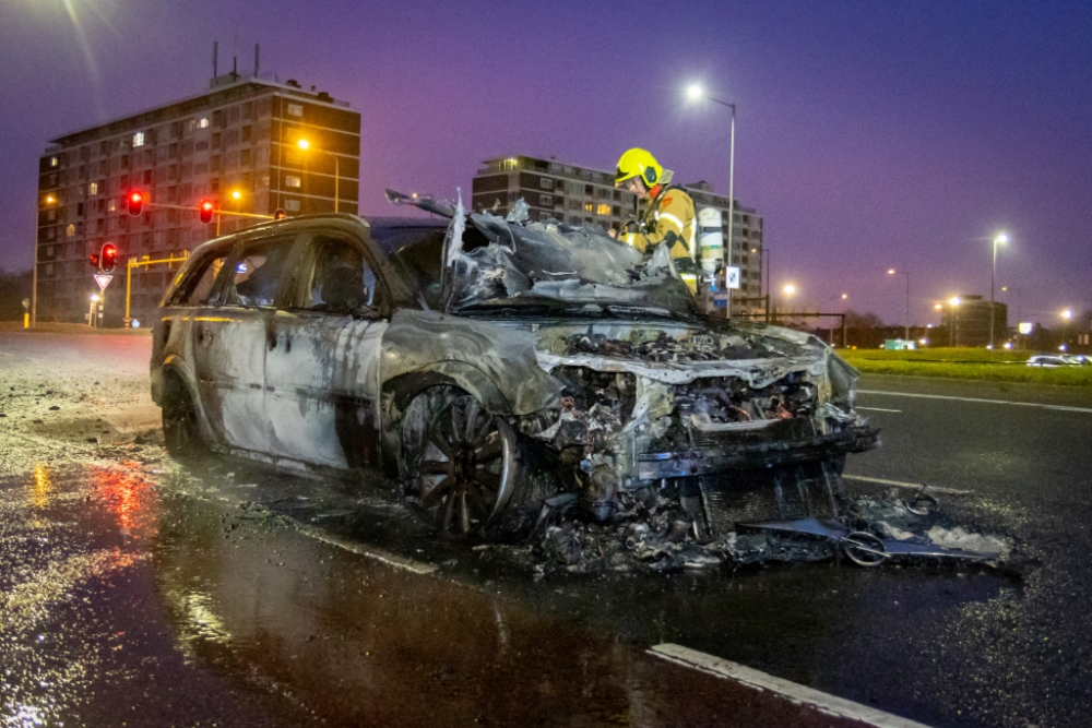 Auto vliegt bij Vijfsluizen al rijdend in brand, wat rest is schroot