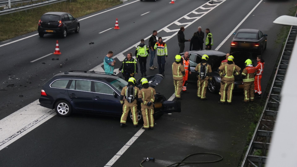 Brokstukken over de A4 bij Ketheltunnel na ongeluk met twee auto's