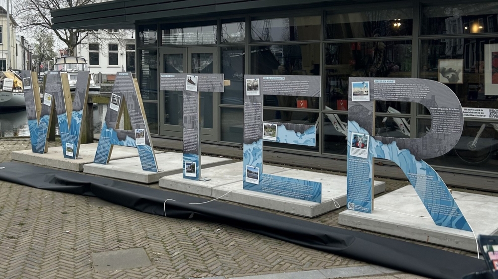 Dit is waarom er ‘WATER’ staat op de Westhavenkade in Vlaardingen