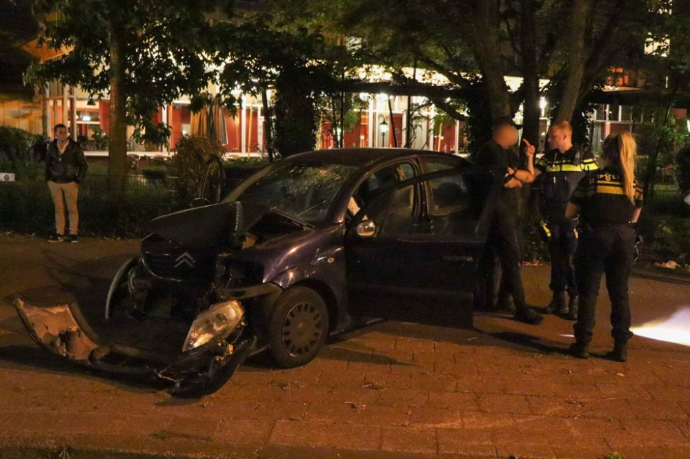 Dronken bestuurder rijdt tegen lantaarnpaal op de Nieuwe Haven