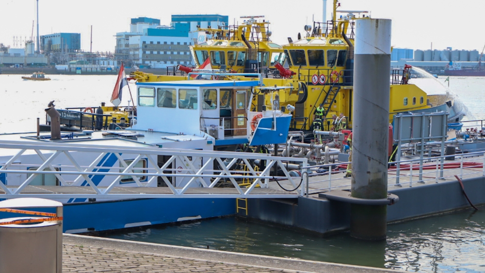 Binnenvaartschip is lek en strandt aan Maasboulevard Vlaardingen