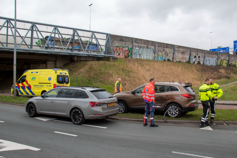 Flinke schade na aanrijding twee auto's op de 's- Gravelandseweg