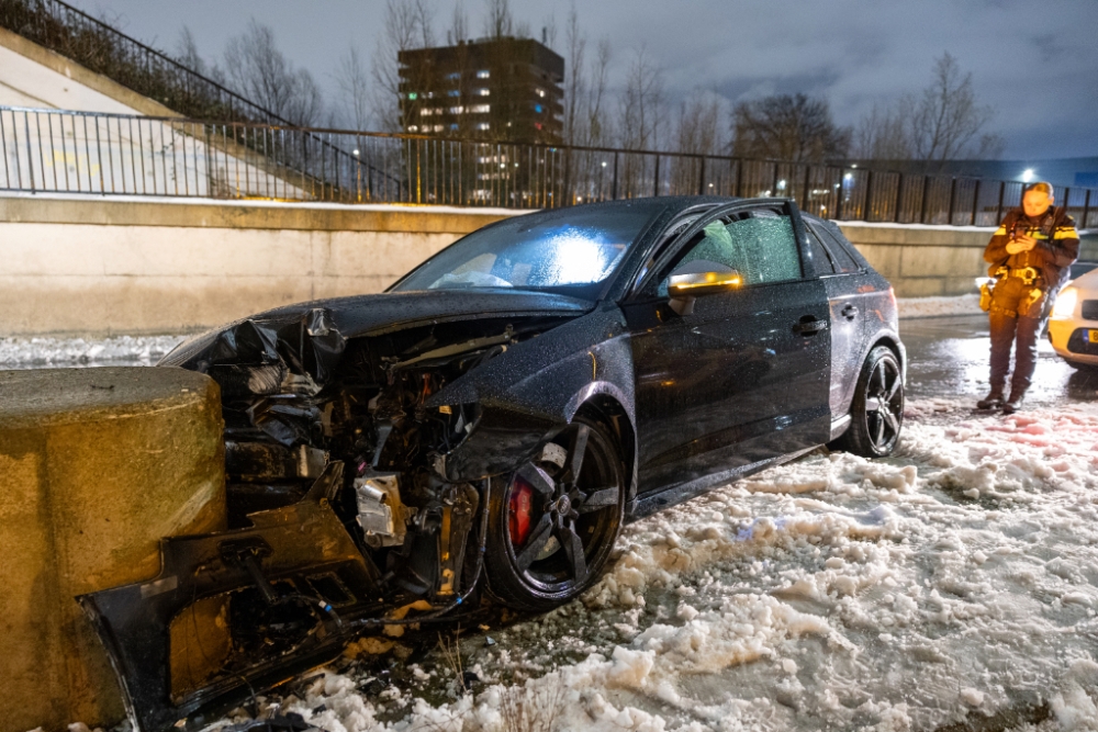 Auto ramt pilaar viaduct na aanrijding in Vlaardingen