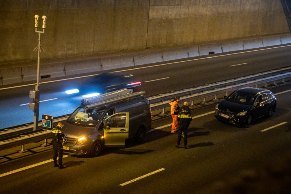 Bestuurder klimt na ongeval op snelweg over de vangrail en vlucht weg