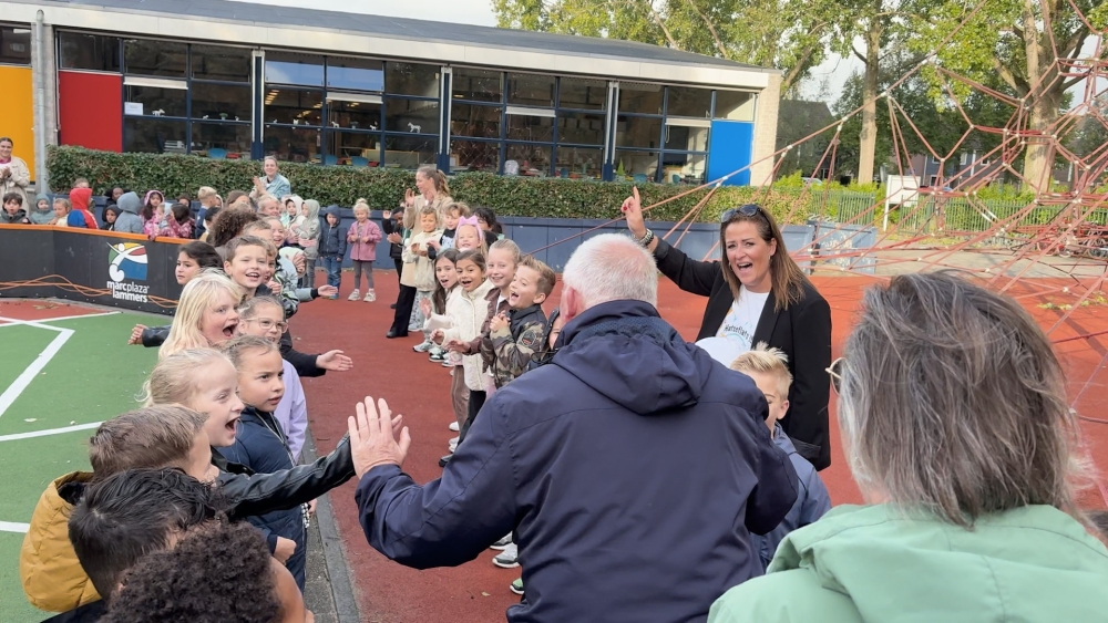 Met een erehaag viert De Klinker veertig jaar meester Hans: &#039;Dat doet wel wat met je&#039;