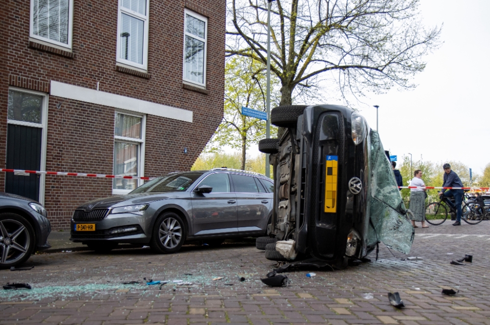 Auto gaat eigen leven leiden en belandt op z'n kant