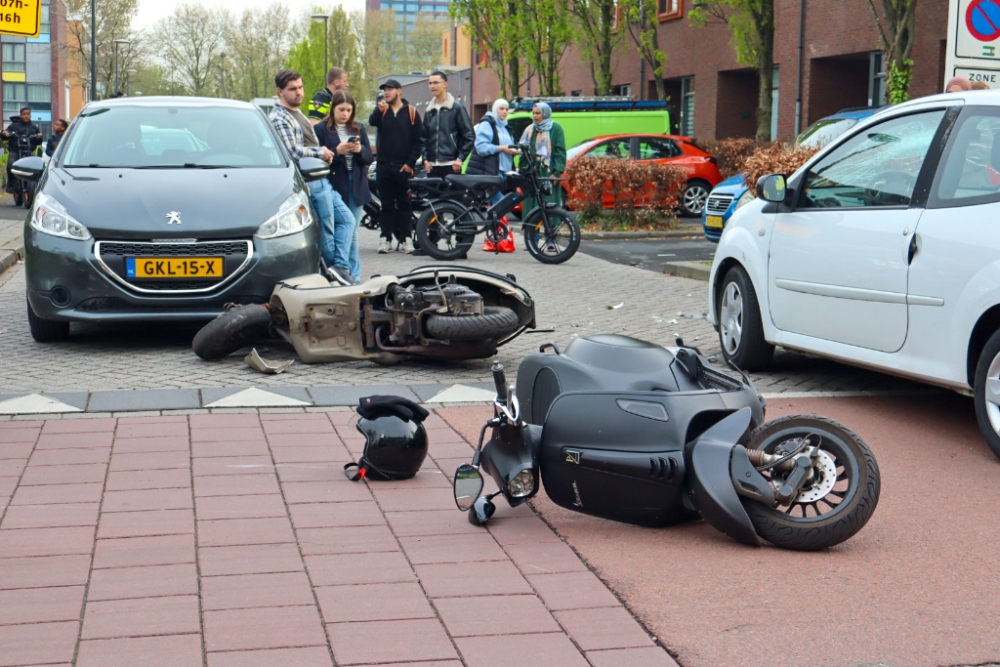 Opnieuw ongeluk rond Laan van Bol'Es: auto rijdt tegelijkertijd twee scooters aan