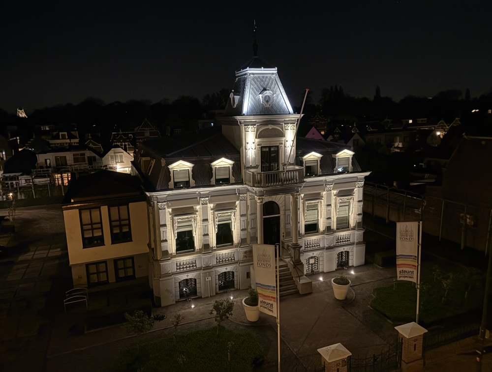 Villa IJzermans schittert ’s nachts opnieuw in licht van schijnwerpers