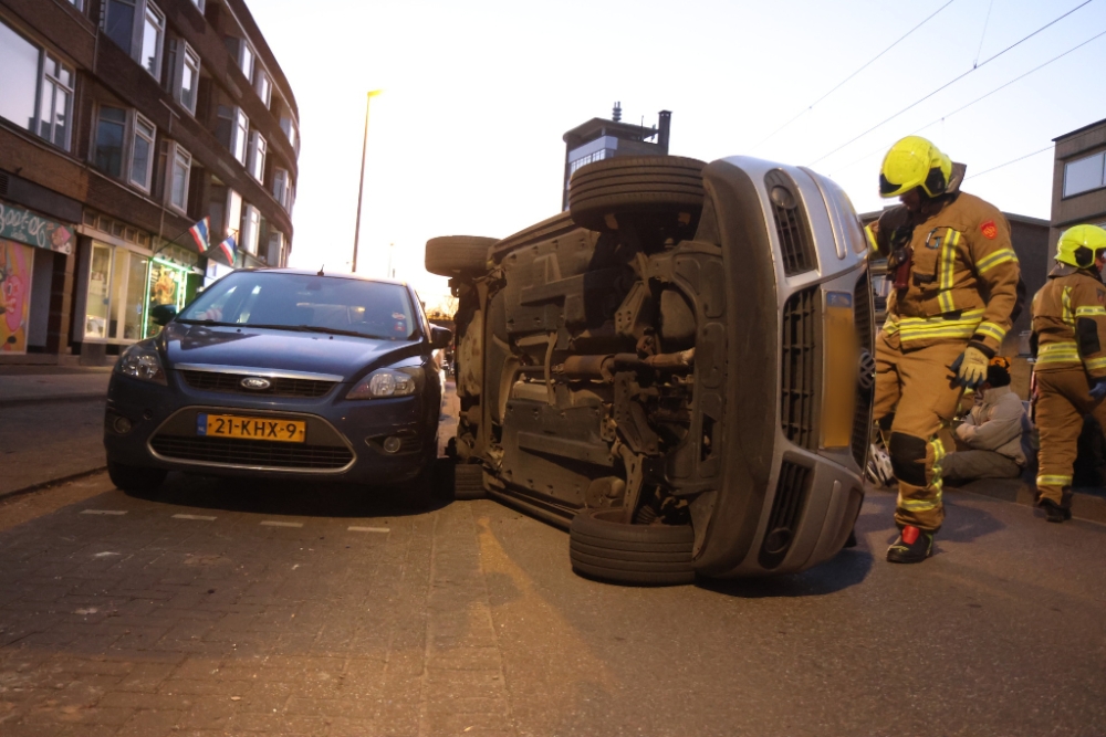 Auto op z&#039;n kant bij éénzijdige aanrijding in Schiedam, chauffeur aangehouden
