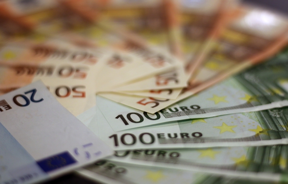 Vlaardinger opgepakt op verdenking van witwassen en oplichting, buit: één miljoen