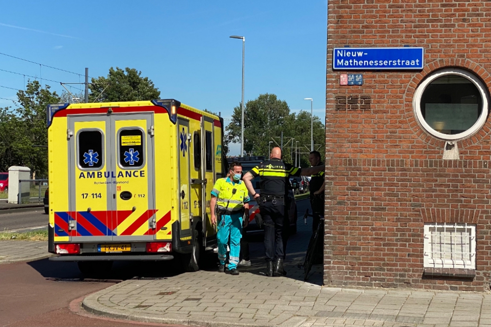 Auto rijdt tegen fietser aan op de Rotterdamsedijk