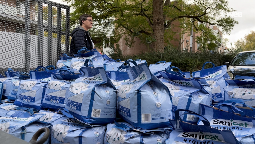 Drukte alom bij de nieuwe dierenvoedselbank van Songül: 'Ik kan helaas niet iedereen helpen'