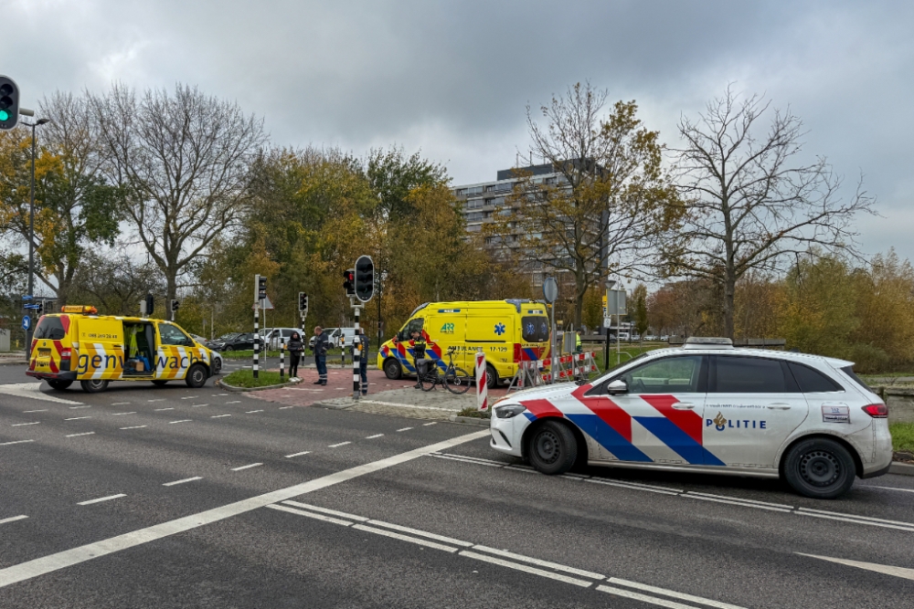 Fietser met beenwond naar ziekenhuis na ongeluk op Marnixlaan