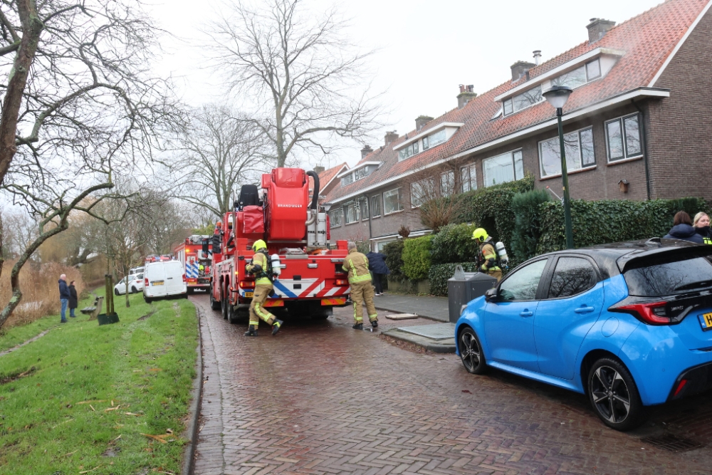 Brand tijdens werkzaamheden aan dak van woning aan Mauritssingel