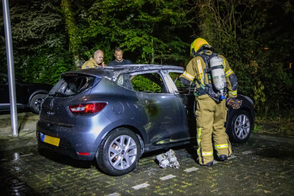 Geparkeerde auto brandt uit, buurtbewoners hoorden knal