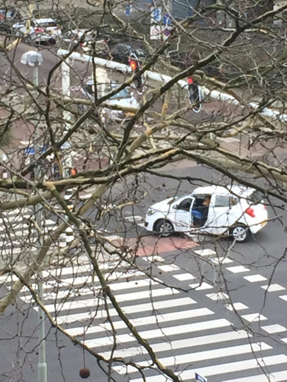 Auto klapt op paaltje en moet uren wachten op sleepwagen