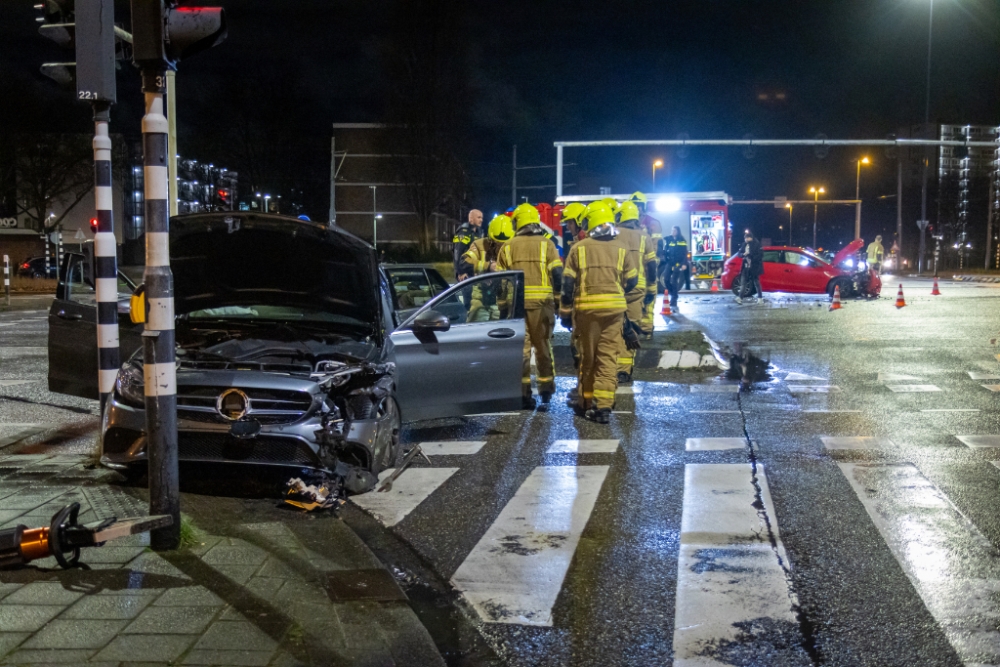 Forse aanrijding op druk kruispunt in Schiedam