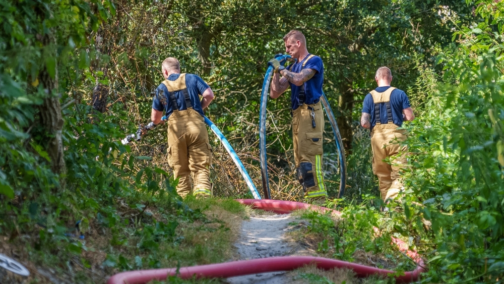 Brandweer komt moeilijk bij natuurbrand Broekpolder, 100 meter lange slang nodig