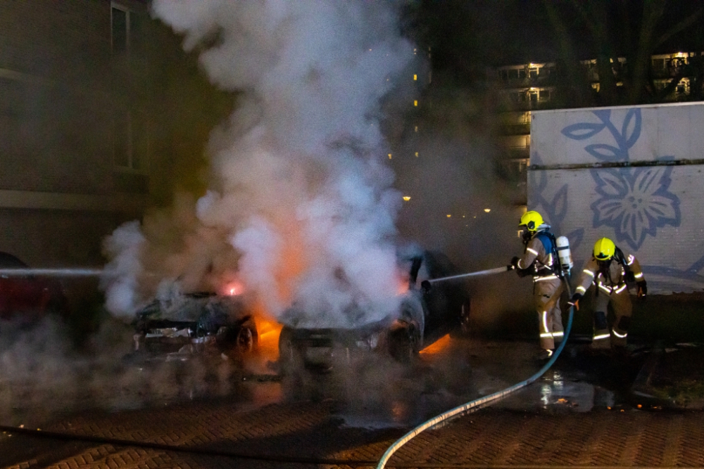 Weer twee auto's compleet uitgebrand in Toon Verheystraat