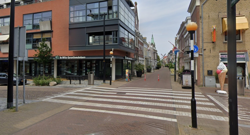 Vrouw met rollator aangereden op zebrapad, automobilist rijdt door