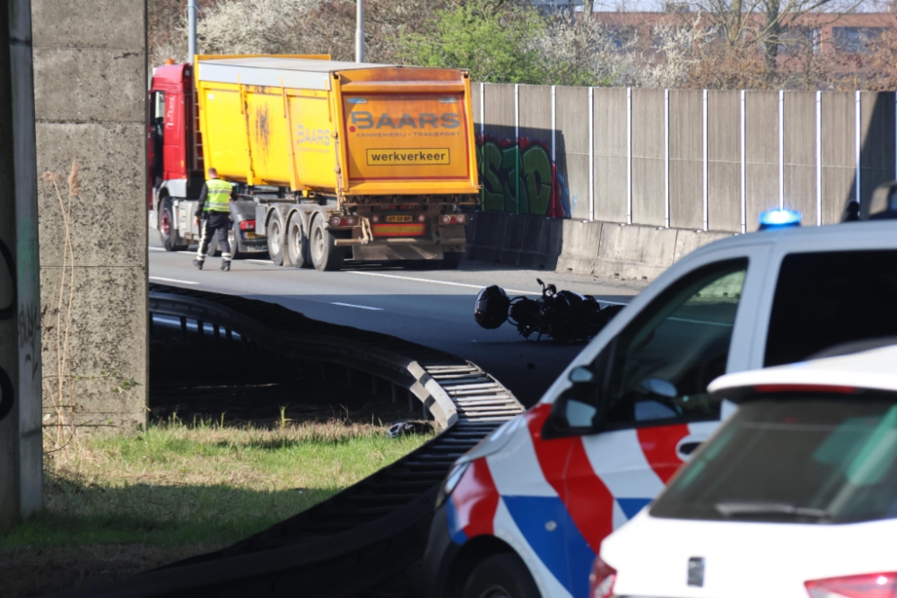 Twee doden bij ongeval tussen motor en vrachtwagen bij ‘beruchte bocht’ Kethelplein