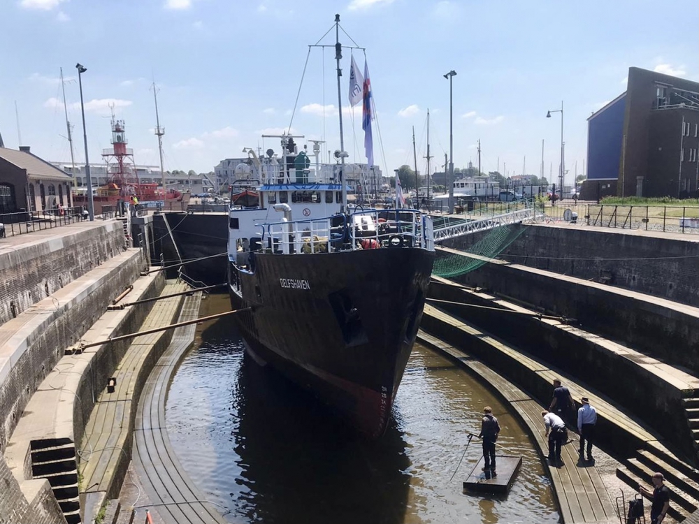 Schip Zeekadetkorps in Hellevoetsluis voor onderhoud