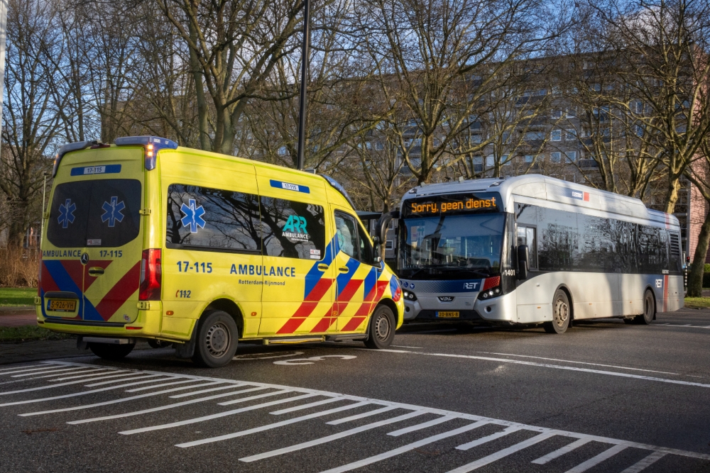 Chauffeur remt plotseling, vrouw valt in de bus in Vlaardingen