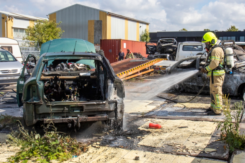 Auto's in brand bij sloperij op grens met Schiedam