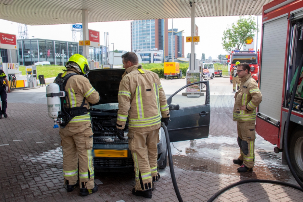 Auto vliegt in brand bij het tanken
