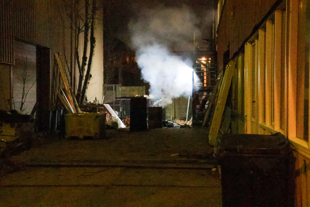 Industrieterrein De Vergulde Hand in Vlaardingen vol rook door smeulende ton