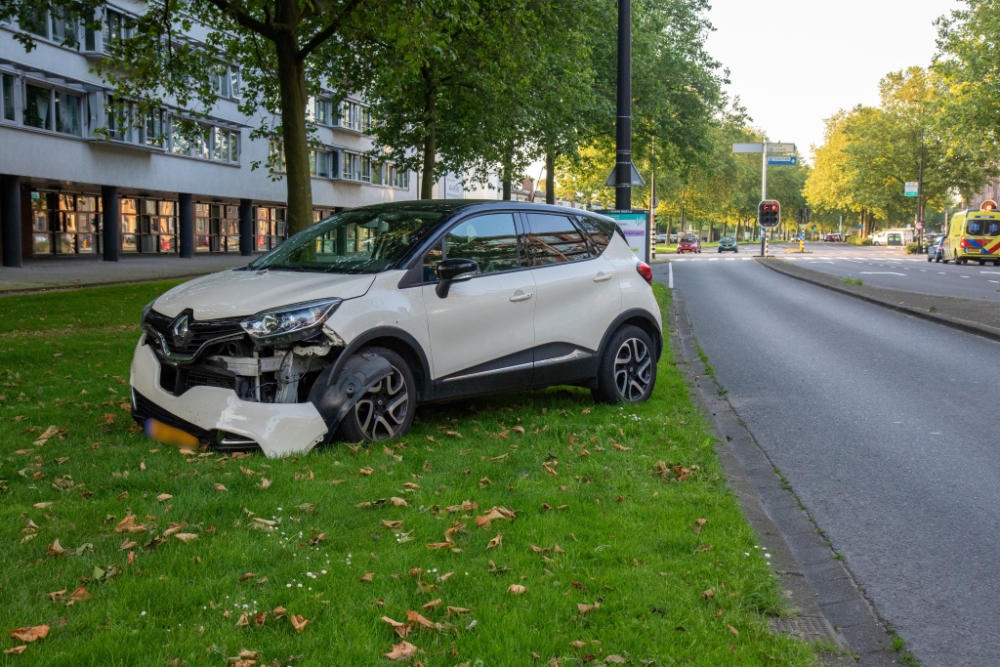 Twee auto's klappen op elkaar in Vlaardingen