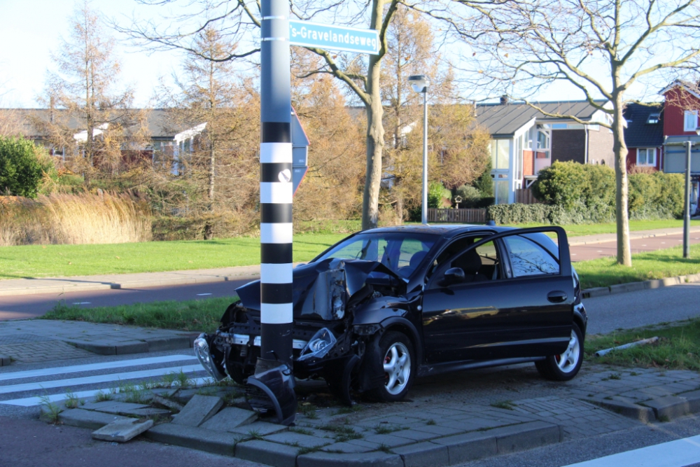 Auto tegen paal na eenzijdig ongeval op 's-Gravelandseweg