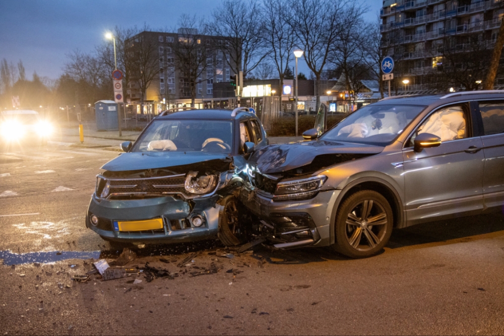 Twee auto's raken total loss bij aanrijding in Schiedam