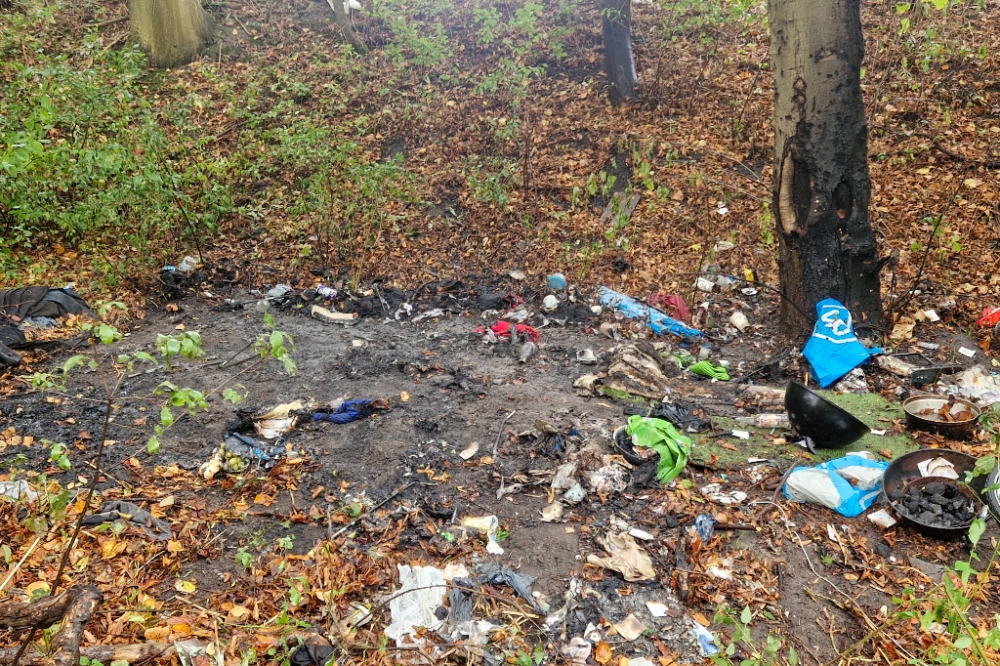 Vast onderkomen van dakloze verwoest na brand naast de A20