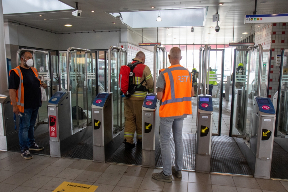 Station Marconiplein vol rook, metroverkeer gestremd