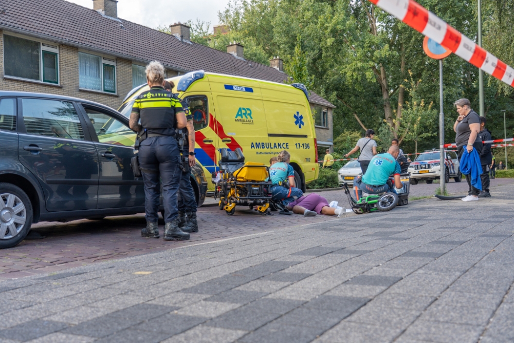 Crossmotor botst op auto, bestuurder gewond