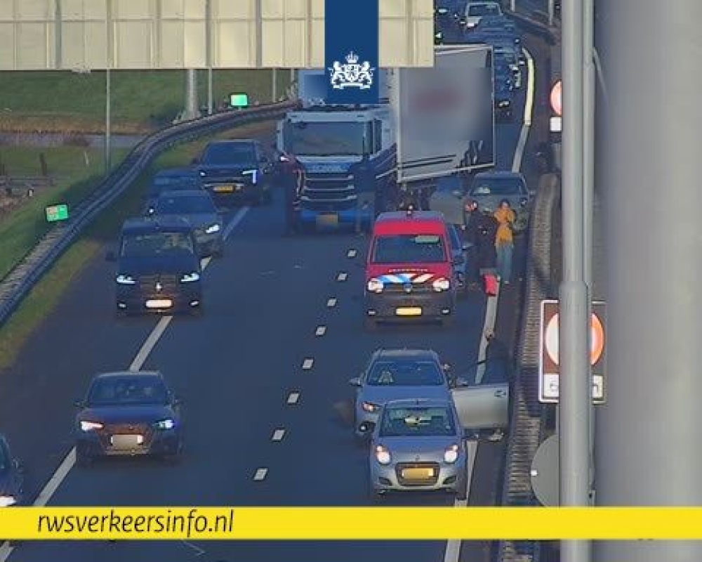 Verkeer moet over vluchtstrook A20 na twee ongevallen
