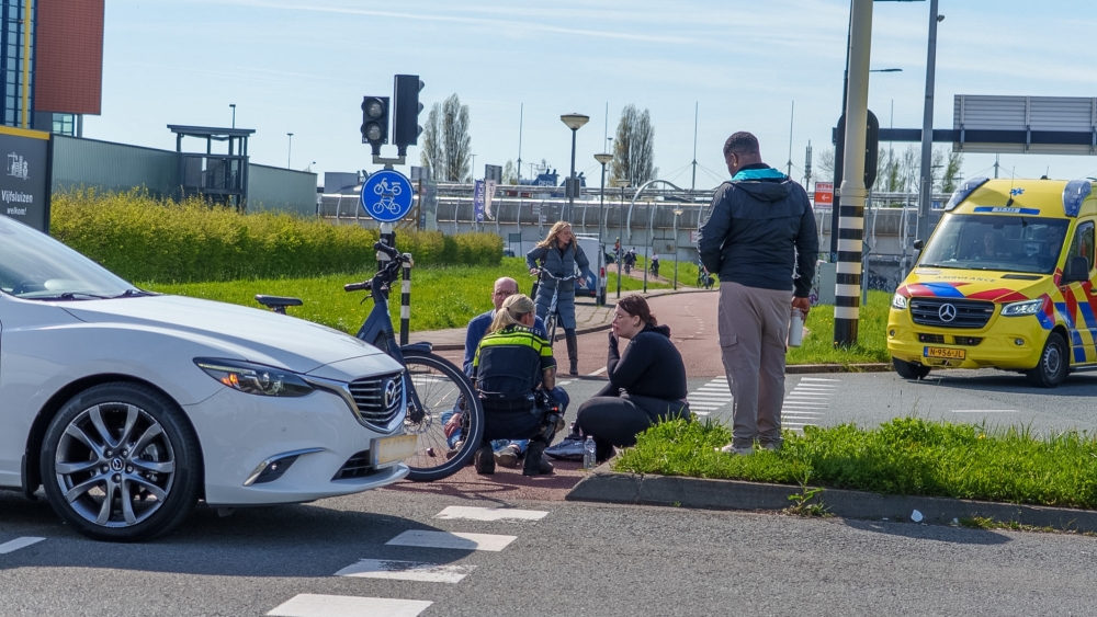 Botsing op Vlaardingerdijk: fietser naar ziekenhuis na ongeval met auto in Schiedam