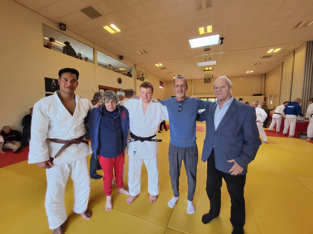 Zwarte band erbij voor Ped's Sport Centre Schiedam
