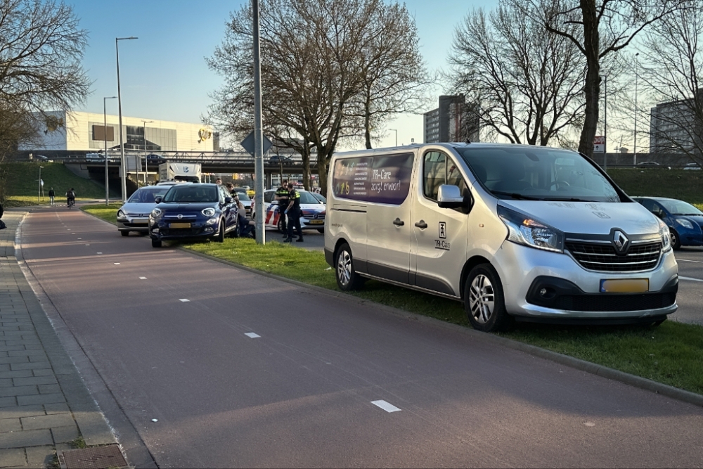 Busje en twee auto&#039;s botsen op elkaar in Schiedam