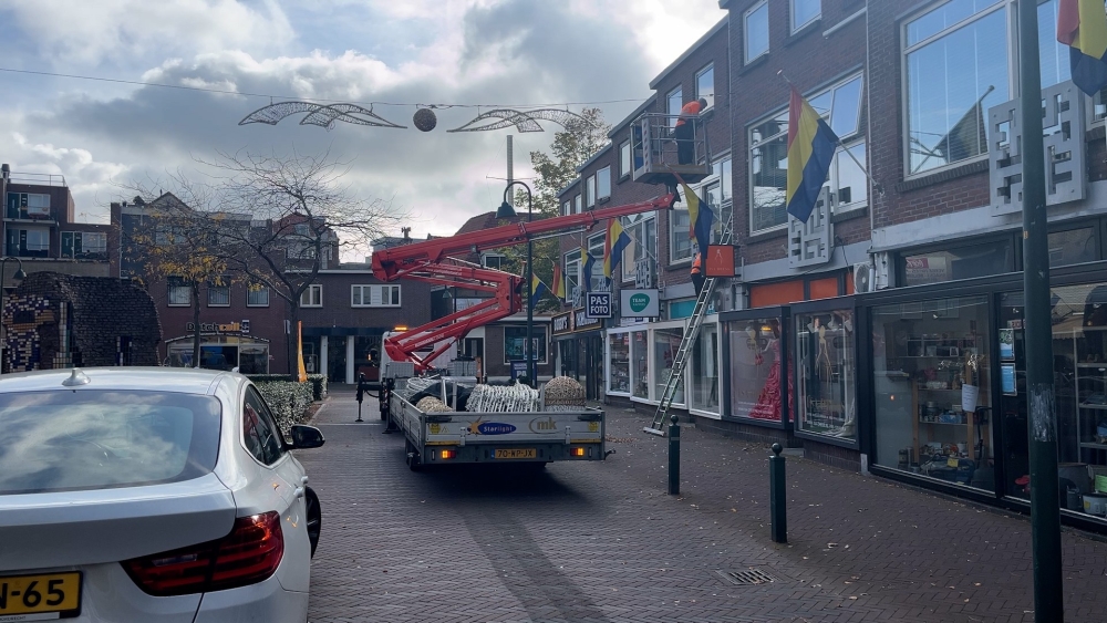 ‘Ik vind het te vroeg’: Kerstversiering al zichtbaar in het centrum van Vlaardingen