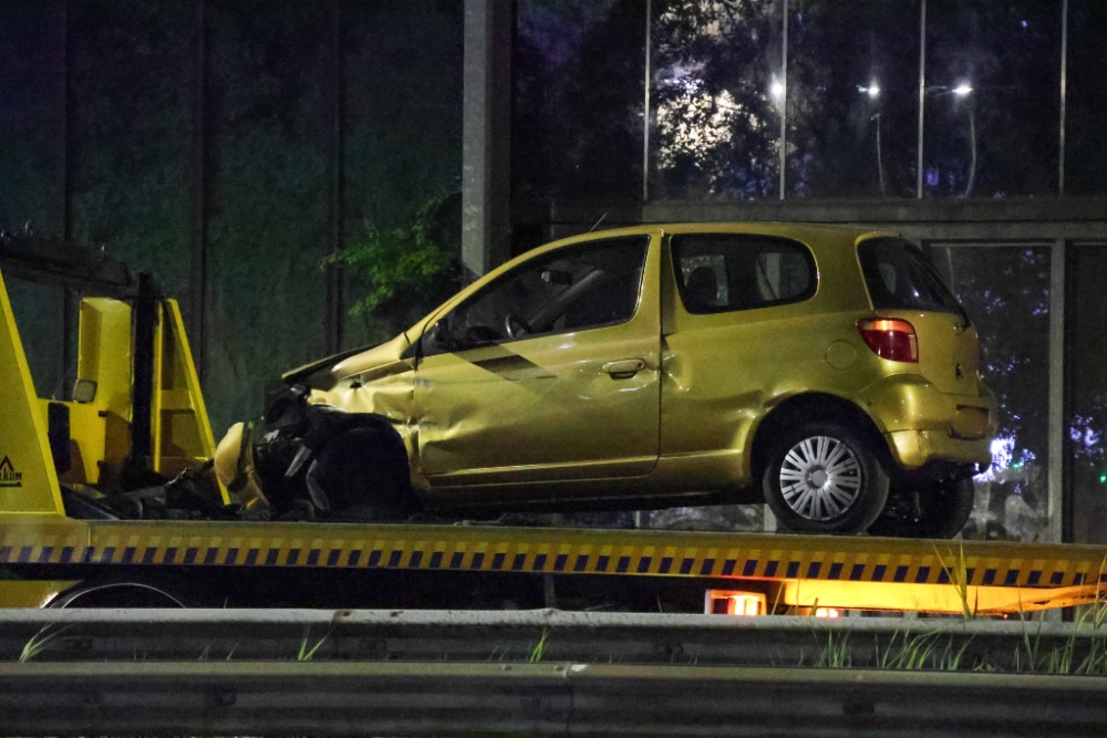 Auto raakt vangrail op snelweg en kan niet meer verder rijden