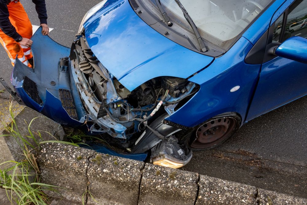 Twee auto's botsen voor politiebureau, één gewonde