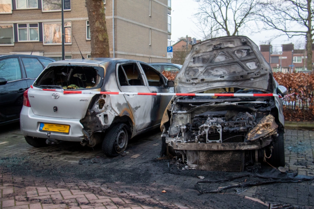 Twee auto's compleet verwoest door brand op het Faassenplein