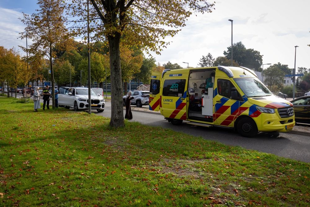 Vrouw raakt gewond door botsing tussen twee auto's