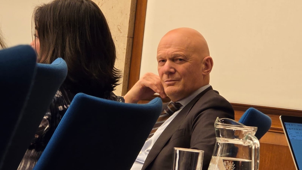 Bert Wijbenga tijdens de raadsvergadering van 9 januari