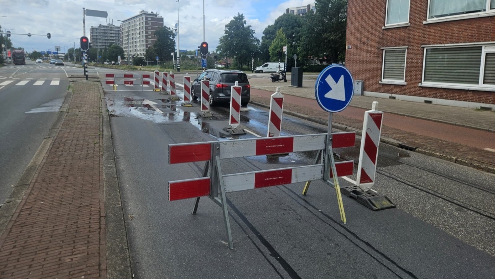 Dit is waarom er water op de kruising bij de Burgemeester Knappertlaan ligt