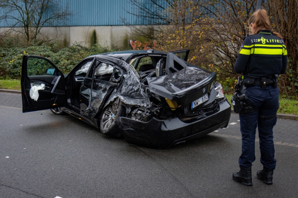 Auto verandert in schroot door aanrijding met geparkeerde vrachtwagen