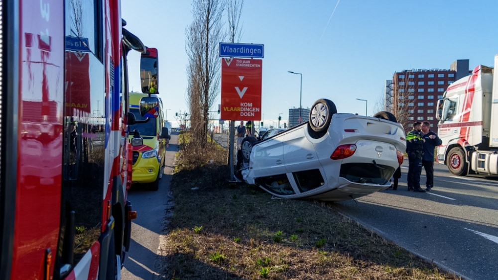 Dronken bestuurder slaat over de kop in Schiedam, voorbumper eindigt in Vlaardingen